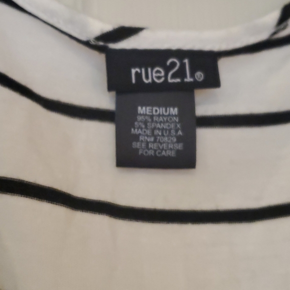 🎉4/$8 Rue 21 white and black off the shoulders shirt - Picture 3 of 3